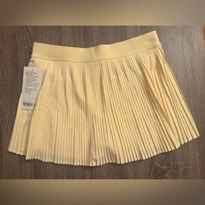 Lululemon high rise pleated tennis skirt, Buttercream, size 10. Light Yellow.